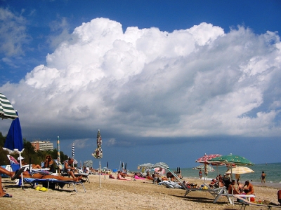 Bagni e divertimento in spiaggia a lido di fermo