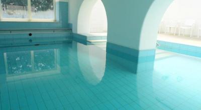 Piscina coperta con acqua riscaldata