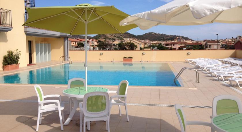 Piscina con sdraio e ombrelloni