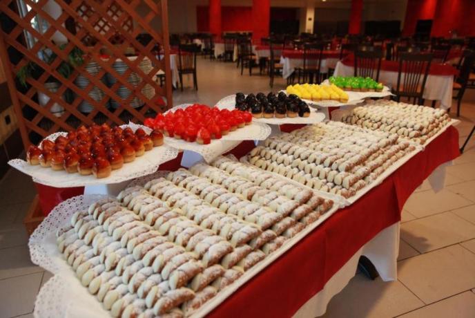 Buffet di dolci nel ristorante del resort 