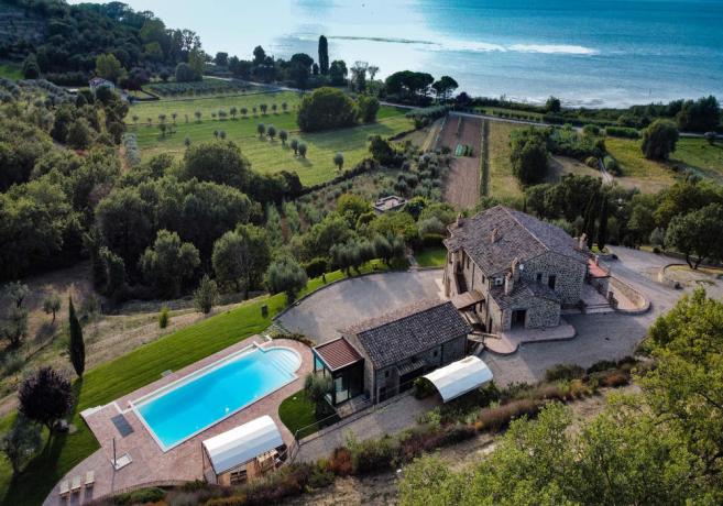 Last Minute Settembre - Villa con piscina e grande giardino per 12/14 persone sul Lago Trasimeno con Centro Benessere o SPA