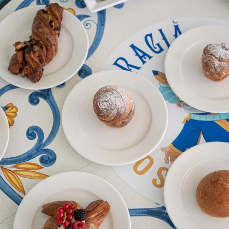 Colazione Buffet con dolci fatti in casa