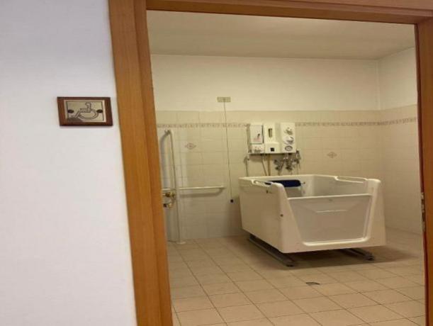 Bagno completamente attrezzato per disabilità 