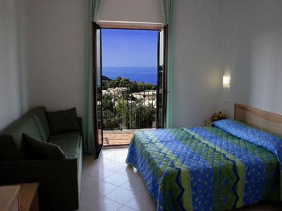 camera-matrimoniale con balcone hotel Rodi-Garganico-Puglia
