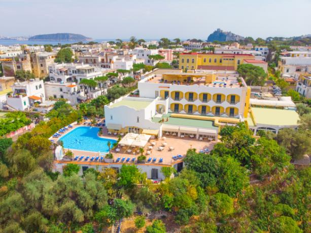 Panorama dell'Hotel immerso nel verde Ischia Porto 