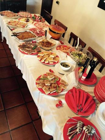 Pavimento in cotto, arredamento in legno