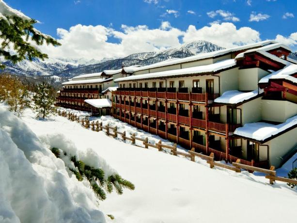 a Cesana Torinese Hotel con Piscina Coperta Riscaldata Idromassaggio, Animazione, Palestra, SPA, vicino impianti sciistici.