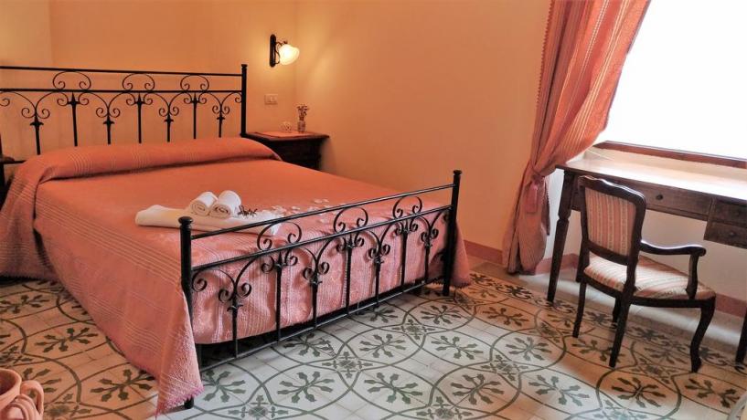 Camere a prezzi bassi, Hotel in stile Medioevale nel Salento con aria condizionata Wi-Fi free a Matino, tra Gallipoli e Rivabbella