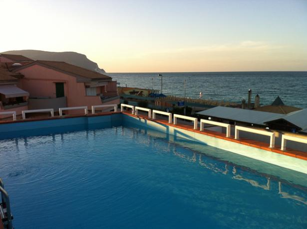 Piscina Solarium Fronte Mare in B&B Numana