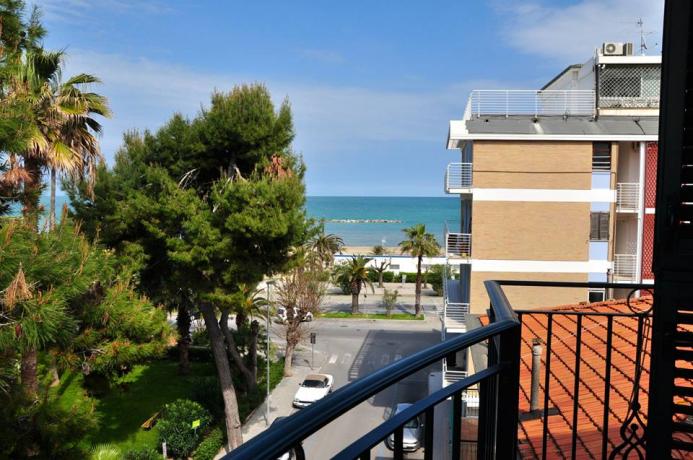 camera con balconcino e vista sul mare