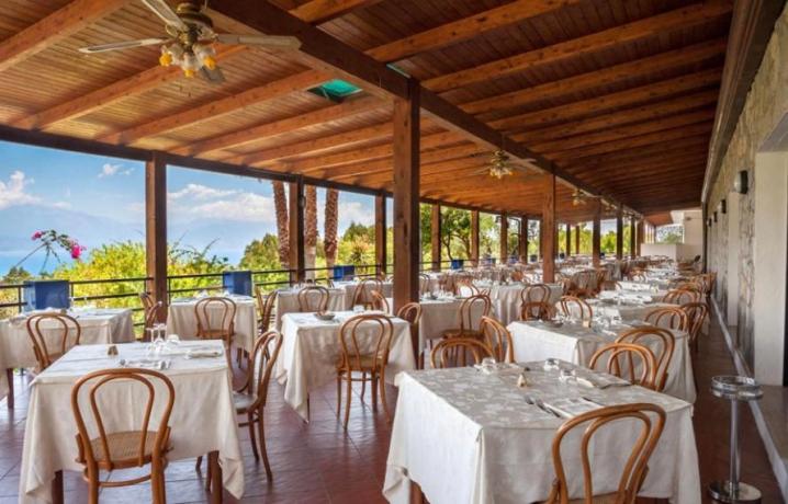 Ristorante con patio sul mare Hotel a Sario-Cilento 