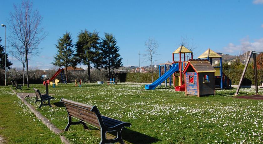 Spazio verde con area giochi