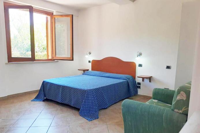 Stanza con letto Matrimoniale con vista piscina 