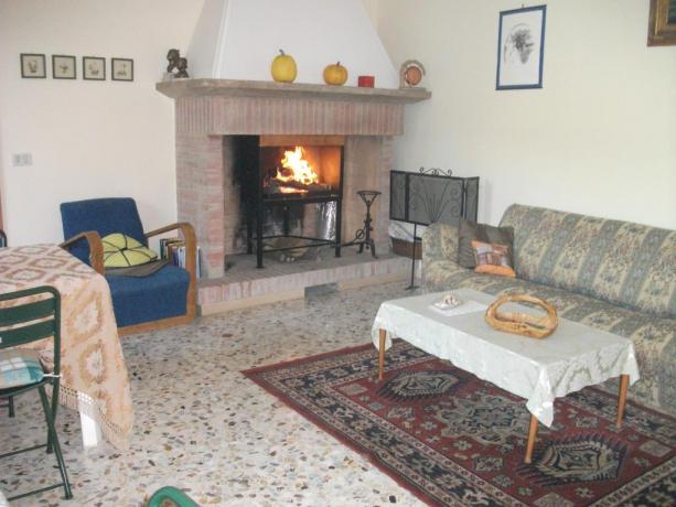 Cucina con camino B&B a Corciano