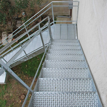 gradini zincati in lamiera stampata