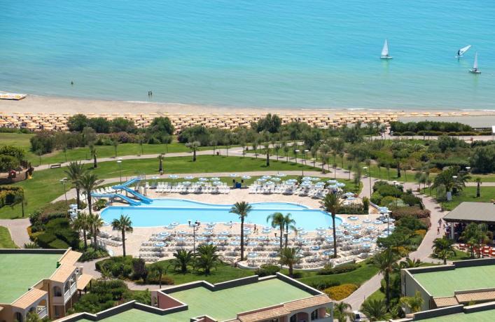 Piscina animazione Acquapark in villaggio in Sicilia 