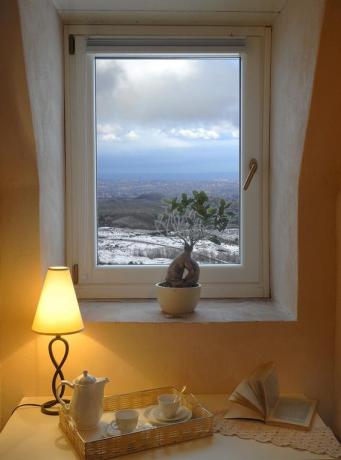 Veduta paesaggio innevato e mare