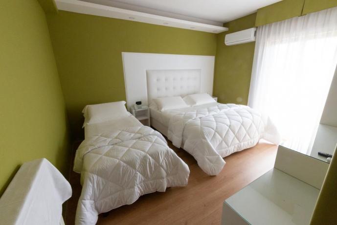 Camera familiare hotel4stelle con letto aggiunto Casapulla 