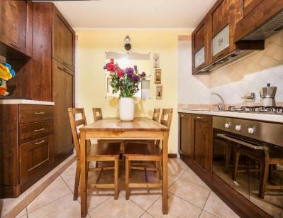 cucina con tavolo casa vacanze a Roma centro