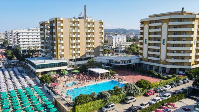 Abruzzo: Hotel/Villaggio fronte mare con Piscina e animazione 
