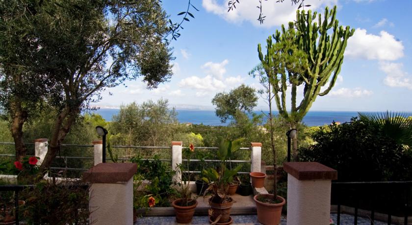 Terrazza con tavolo e sedie vista mare 