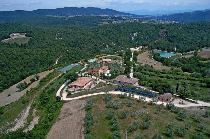 Country House immersa nella verde Umbria tra Perugia e Todi, Piscina, Ristorante con cucina tipica, Centro Benessere con Piscina coperta Idromassaggio, ecc.