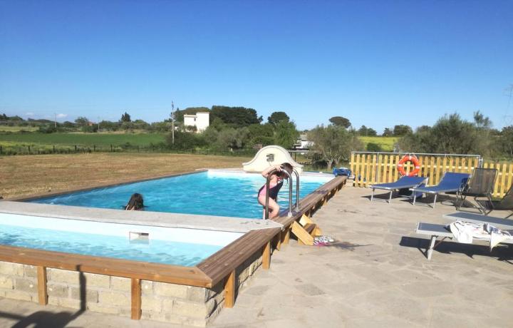 Piscina per bambini con sdraio e ombrelloni Bracciano