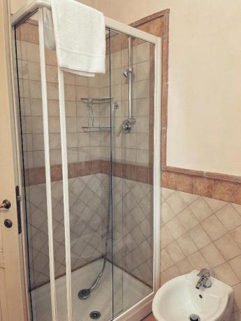 Bagno Residence Giulia dotato di Doccia