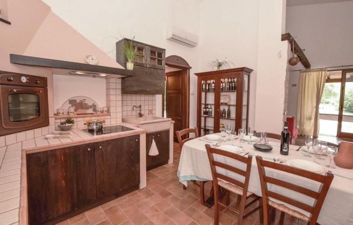 Cucina casa vacanze con giardino a San Lupo 