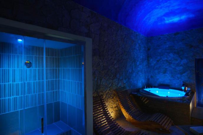 OFFERTA BENESSERE E RELAX in Luxury SPA Suite con Vasca Idromassaggio, sauna e bagno turco, pacchetti per la coppia 