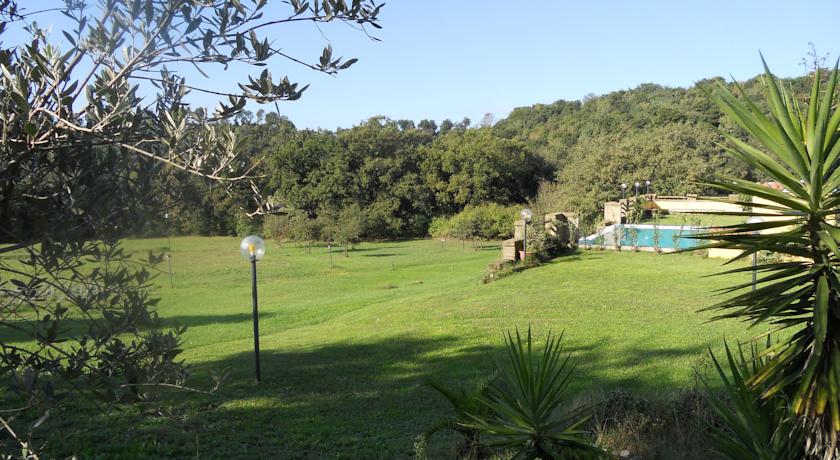 Piscina con vista sulla valle nel Lazio 