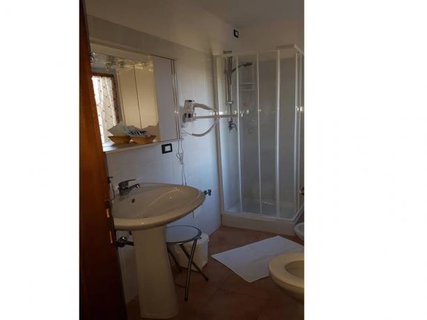 Camere con bagno privato con doccia
