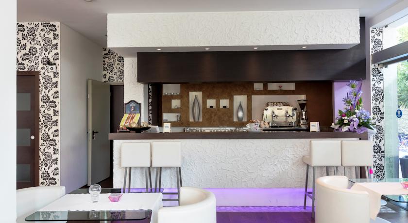 Bar, climatizzazione autonoma, TV-DTT, cassaforte digitale