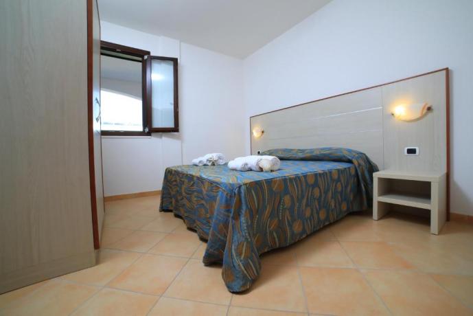 Camera matrimoniale con armadio resort Porto-cesareo
