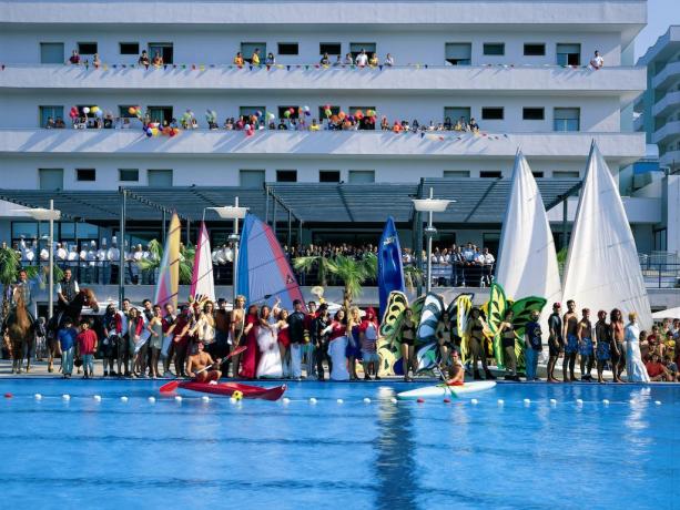 Abruzzo: Hotel/Villaggio fronte mare con Piscina e animazione 