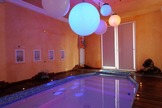 Piscina Coperta con Idromassaggio e Musicoterapia 