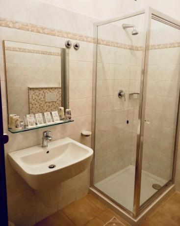 Bagno-privato-box-doccia-Hotel-3stelle-Lago-Trasimeno
