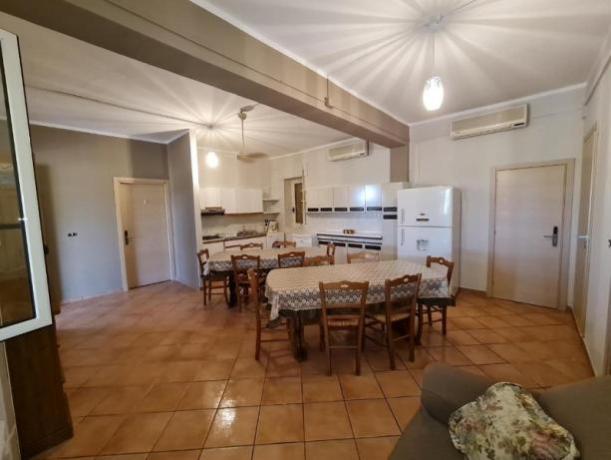 Sala da pranzo con cucina, angolo cottura 