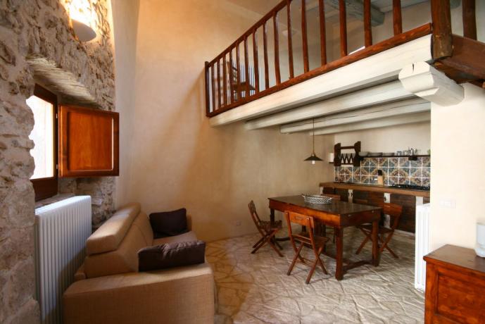 Appartamento uso cucina rustica con divano
