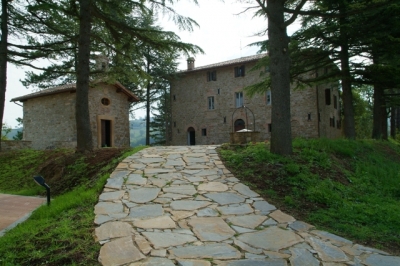 Resort a Gubbio. Vista dal verde parco interno 