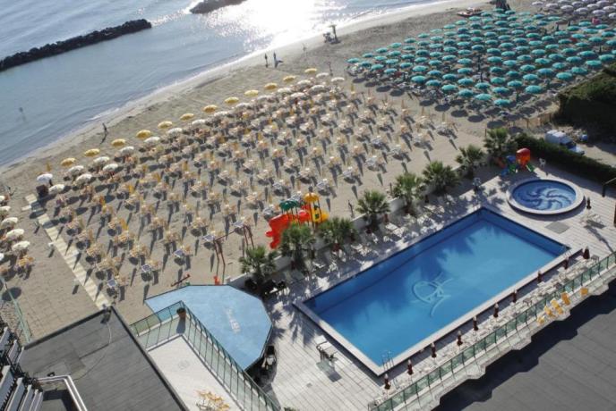 Piscina e Spiaggia hotel a Montesilvano