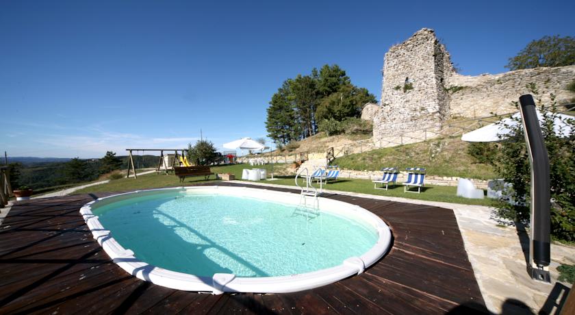 Piscina panoramica con lettini e ombrelloni 