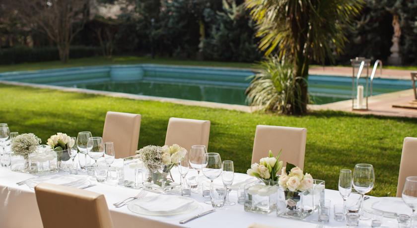 mise en place all'esterno per evento in giardino