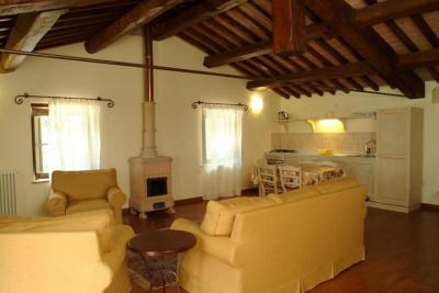 Casa Capriolo con angolo cottura e antica stufa