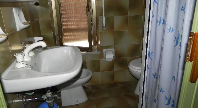 Bagni con finesta dell'Albergo Calasetta in Centro