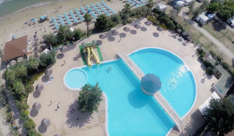 Piscina con ponte in villaggio low cost-Vieste