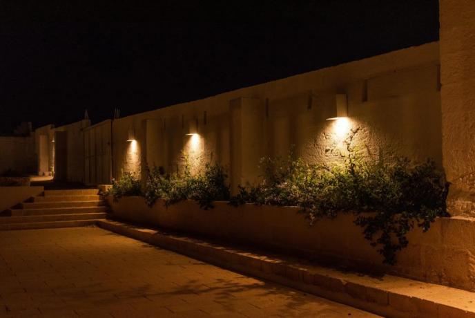 Masseria a Manduria antiche Mura di cinta illuminata 