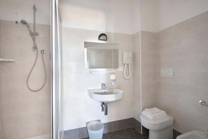 Bagno in camera albergo vicino stazione Pesaro