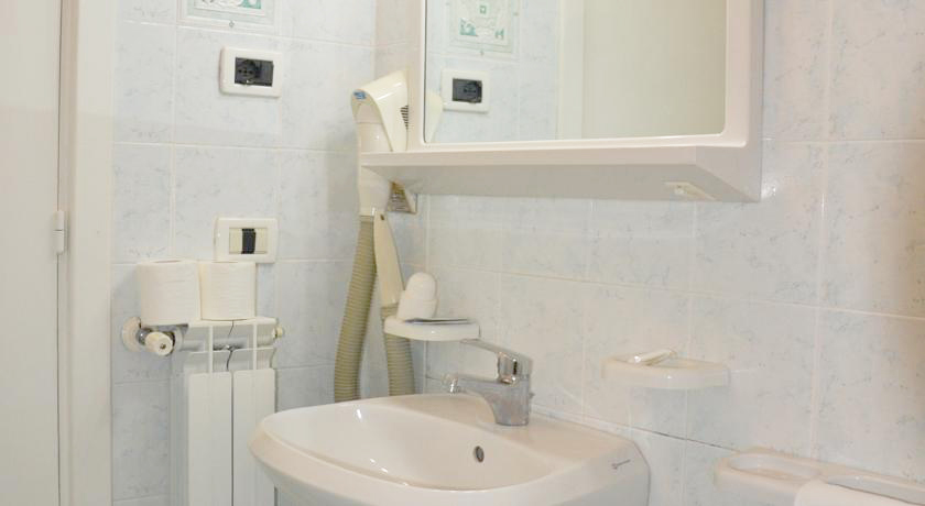 Bagno con doccia Hotel Porto di Ischia