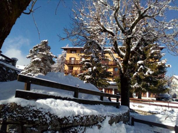 Last Minute Week End Marzo ed Aprile sulla neve. Hotel 3 stelle a Folgaria con ristorante interno con Bonus Vacanze Accettato